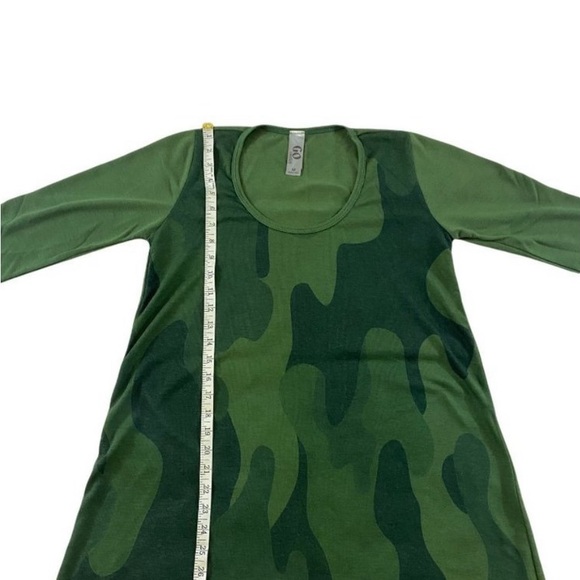 Go Couture Green Camo Print Relaxed Long Sleeve top - NWOT - Medium - Picture 13 of 15